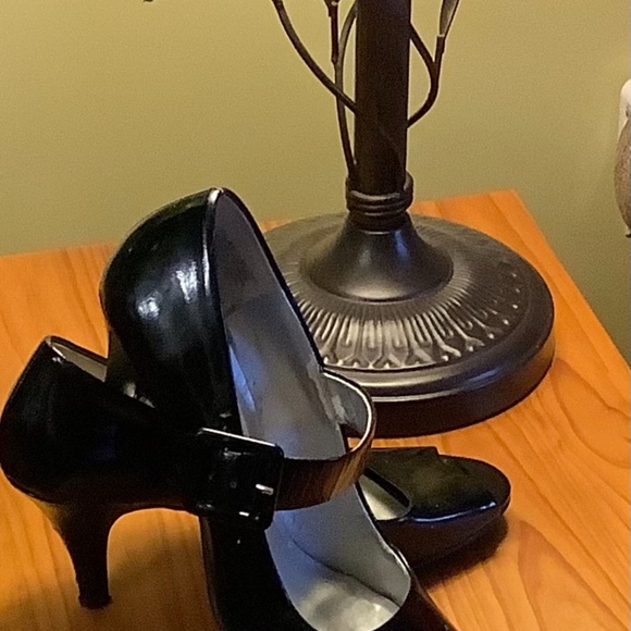 Kenneth Cole Reaction High Heeled Dress Shoes - Picture 2 of 3